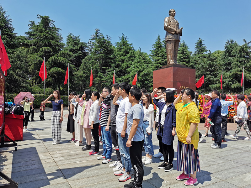 1557996711140679.jpg 重温入党誓词_副本.jpg